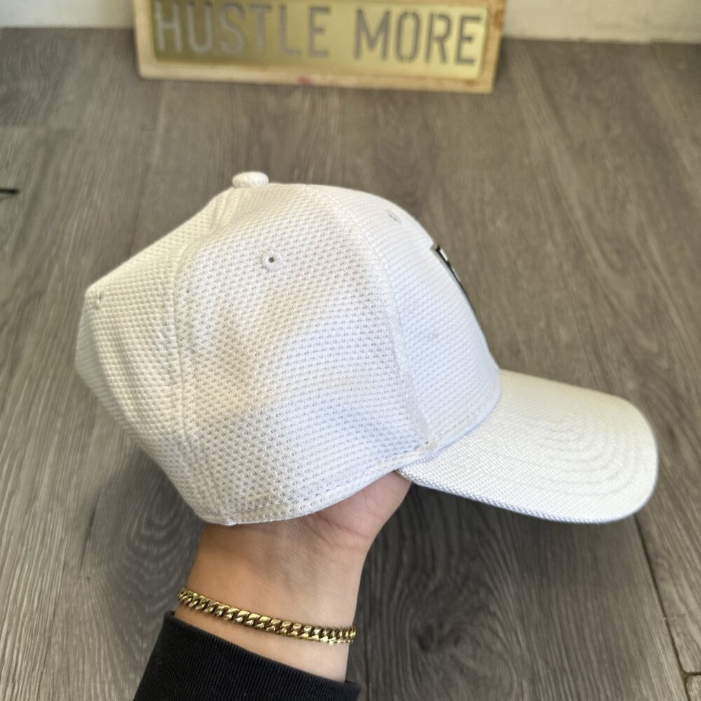 Oakland Raiders Hat Cap Small Medium Stretch White New Era Fit 39THIRTY - Picture 3 of 7
